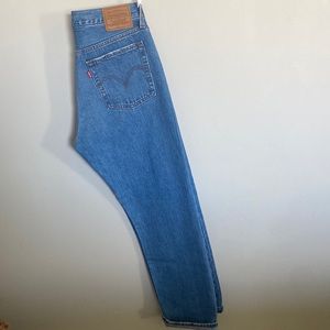 Levi wedgie size 28